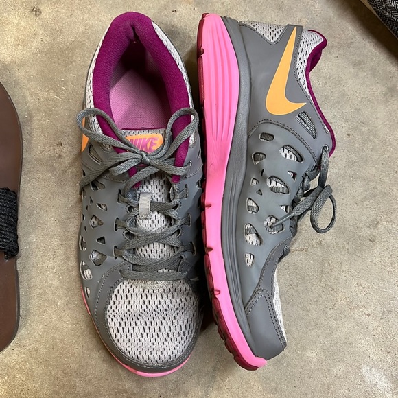 Nike Shoes - EUC Nike shoes